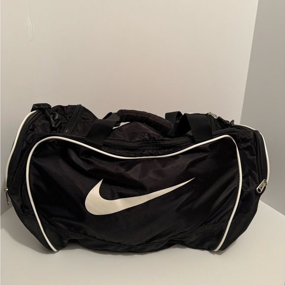 Nike Black Nylon Mesh Duffle Gym Training Bag Large 24.5” L Shoulder Strap - Picture 1 of 12